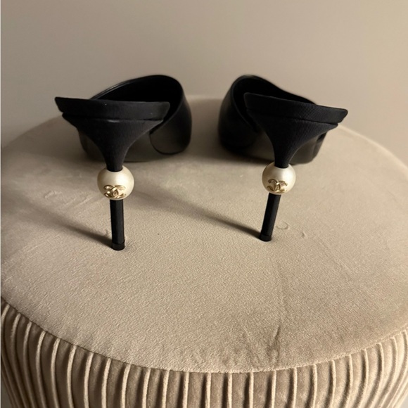 CHANEL Elegant Black Heels with Pearl Accent - Picture 4 of 9